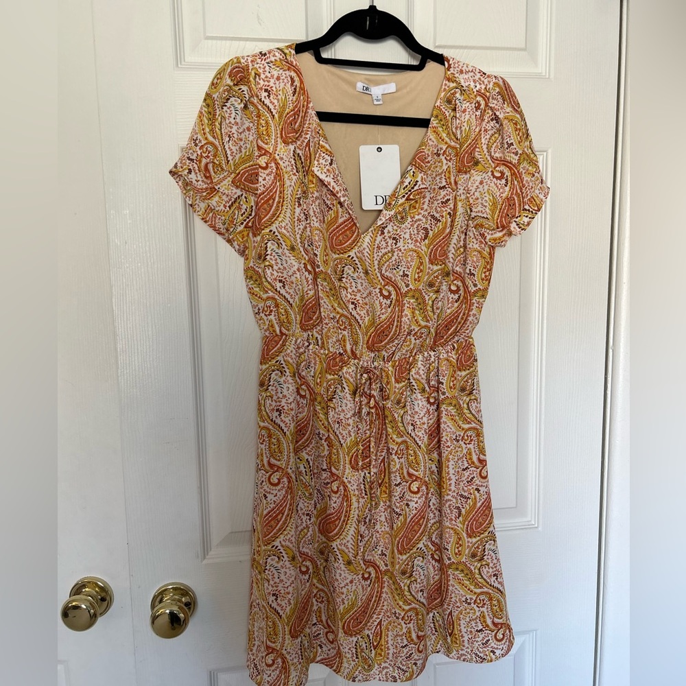 Spring women’s paisley print dress w/lining.  Small V neck and tie at waist